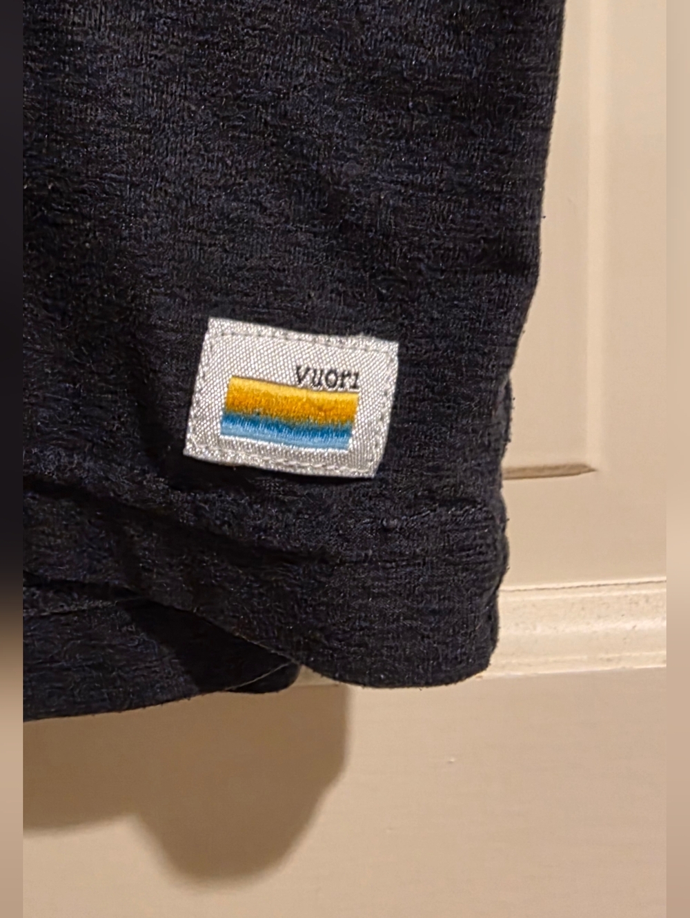 Vuori Heathered Black Long Sleeve XL